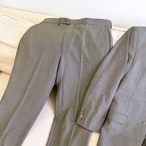 95% NEW CALVIN KLEIN MENS SUIT - Picture 9 of 10